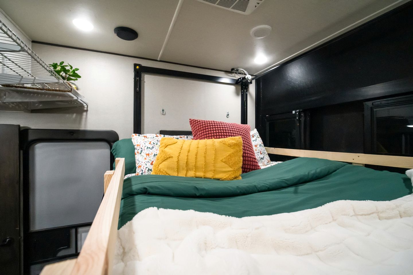 Cozy Caravan Nestled in a Serene Pacific Northwest Forest, Perfect for a Glamping Weekend in Nature