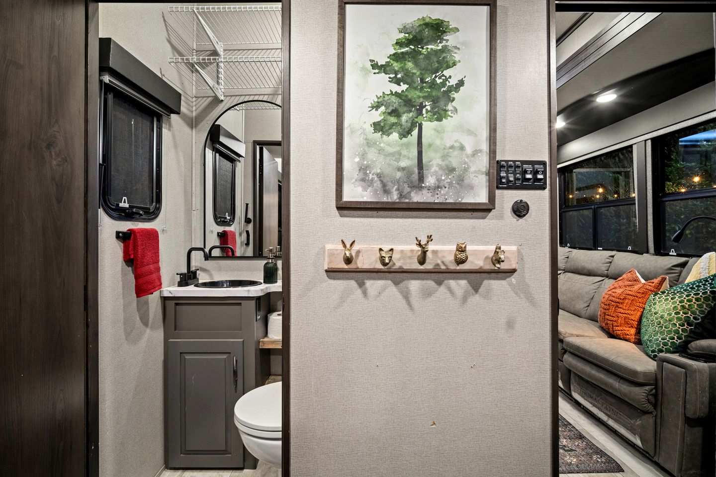 Cozy Caravan Nestled in a Serene Pacific Northwest Forest, Perfect for a Glamping Weekend in Nature