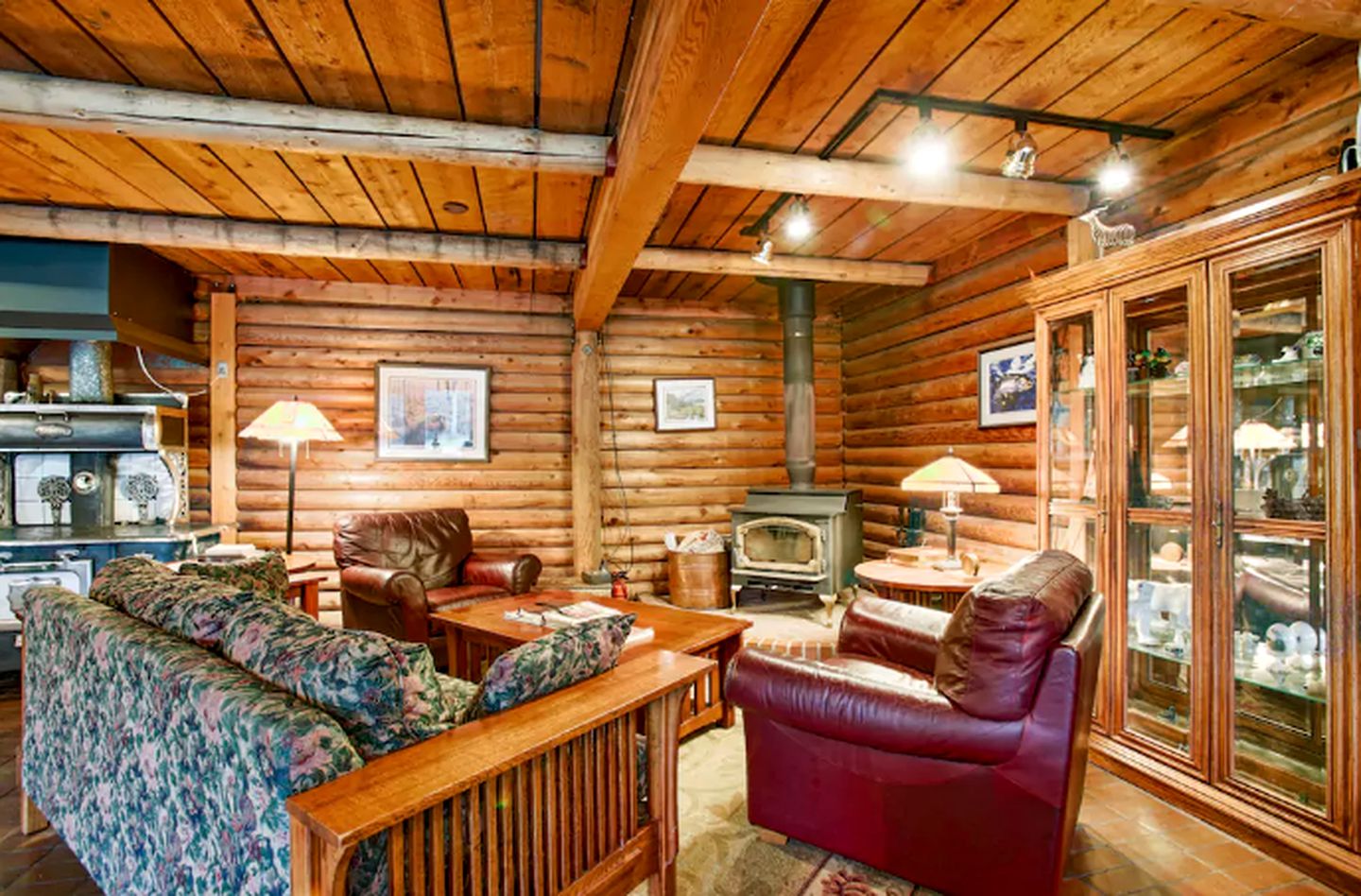 Beautiful Cabin Rental Perfect for Large Groups and Families near Tacoma, Washington