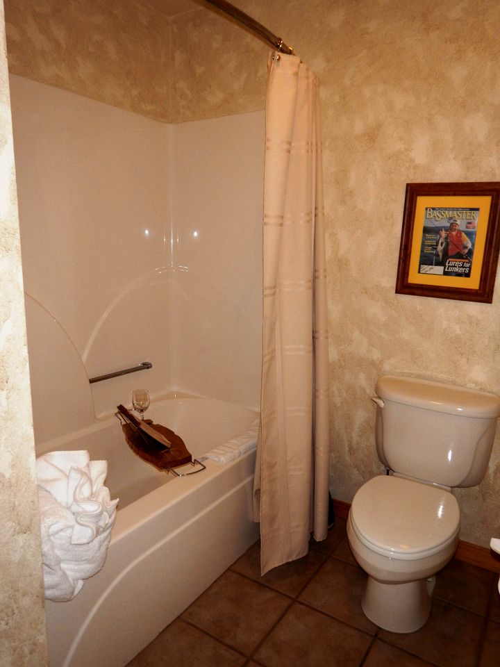 Cozy Rustic Cabin with Hot-tub and Swimming Pool in Mount Ida, Arkansas