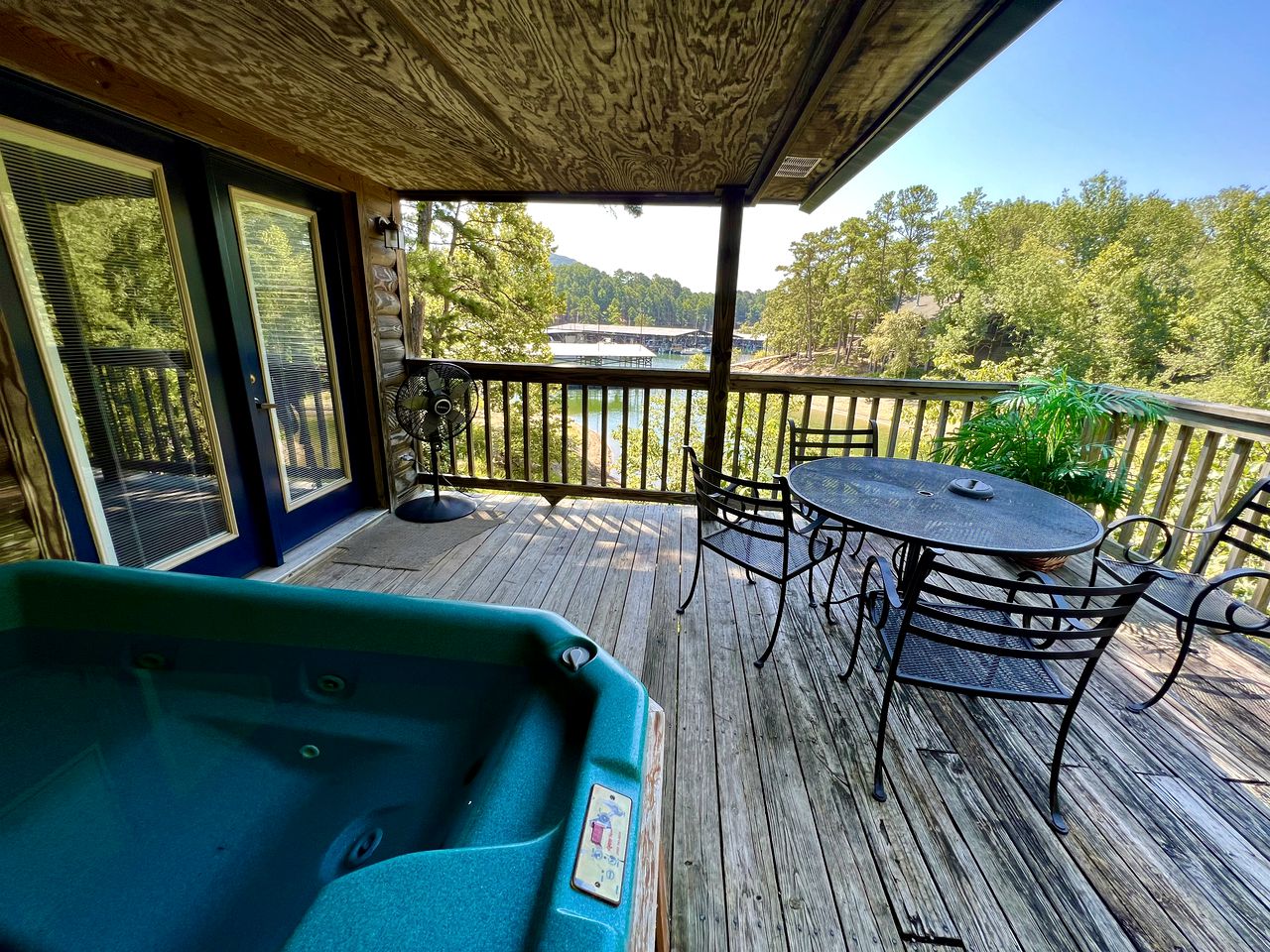 Cozy Rustic Cabin with Hot-tub and Swimming Pool in Mount Ida, Arkansas