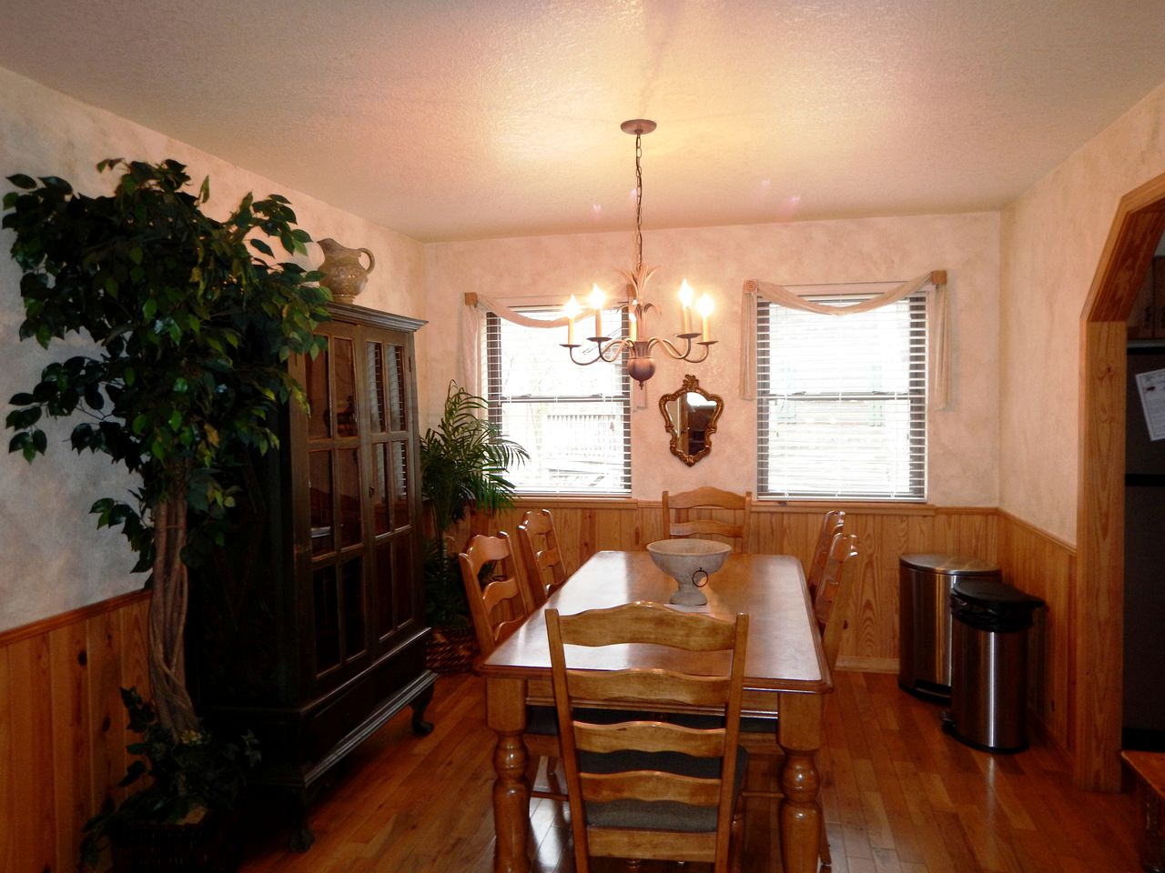 Cozy Rustic Cabin with Hot-tub and Swimming Pool in Mount Ida, Arkansas