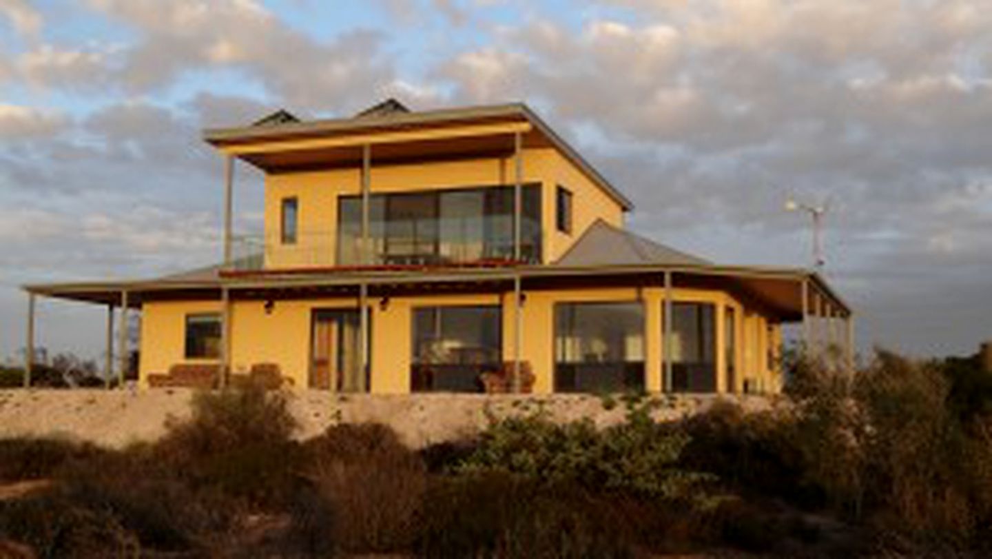 Eco-Friendly Cabin with a Deck and Ocean Views near Venus Bay in South Australia