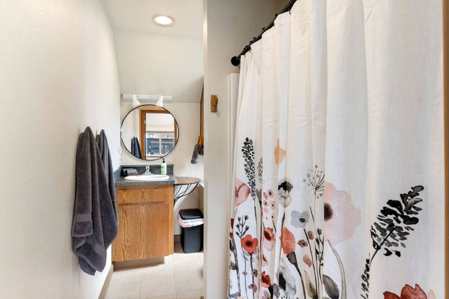 Panoramic Water and Olympic Mountain Views Modern Apartment Steps to Culture and Cuisine in Port Angeles, Washington