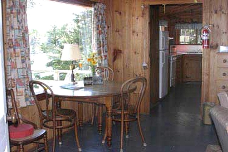 Cottages (West Boothbay Harbor, Maine, United States)