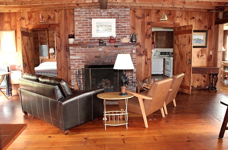 Cottages (West Boothbay Harbor, Maine, United States)