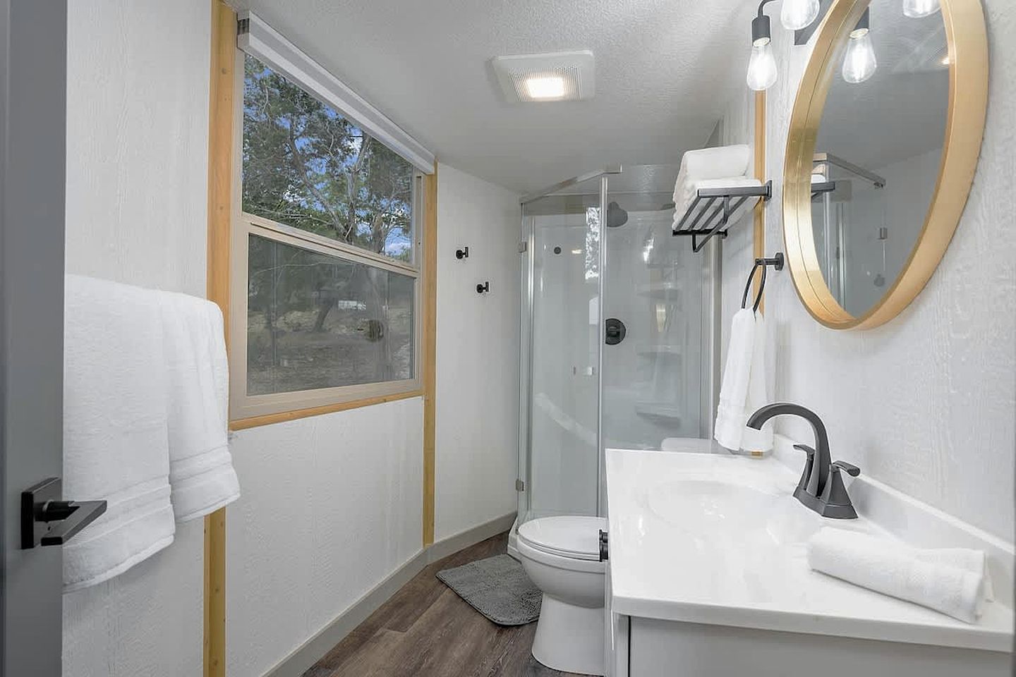 Stylish Yurt Cabin Getaway with Hot Tub Near Canyon Lake, Texas