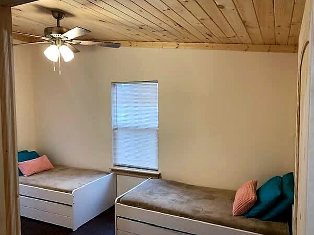 Charming Cabin with Pond Retreat Near Lake Texoma, Denison TX