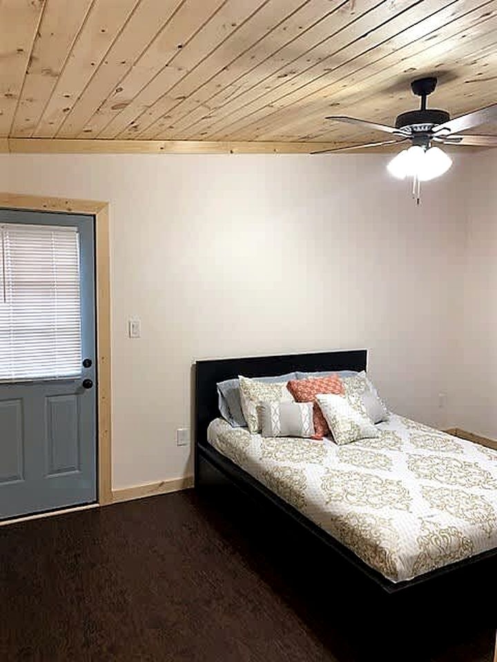 Charming Cabin with Pond Retreat Near Lake Texoma, Denison TX