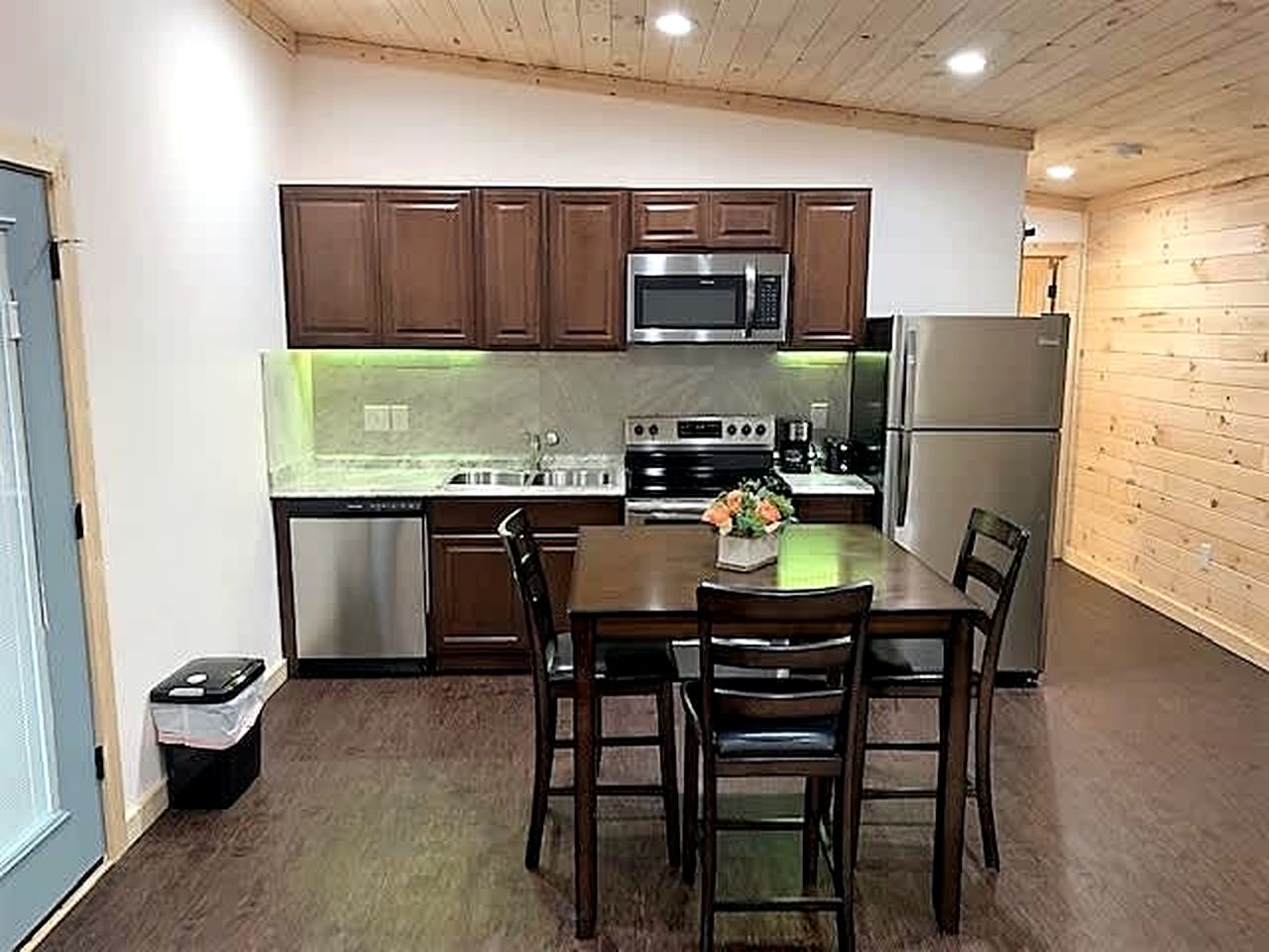 Charming Cabin with Pond Retreat Near Lake Texoma, Denison TX