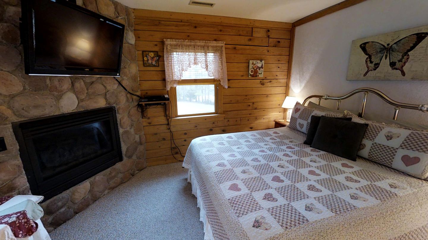 Soothing Suite Rental with Hot Tub in a Bed and Breakfast in Arrington, Virginia