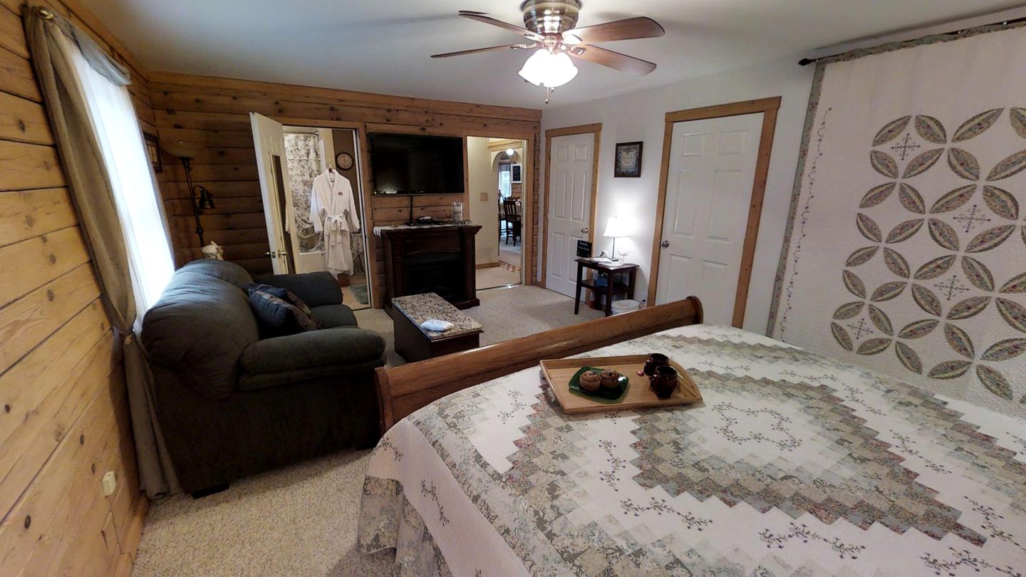 Romantic Suite with Hot Tub in a Bed and Breakfast in Arrington, Virginia