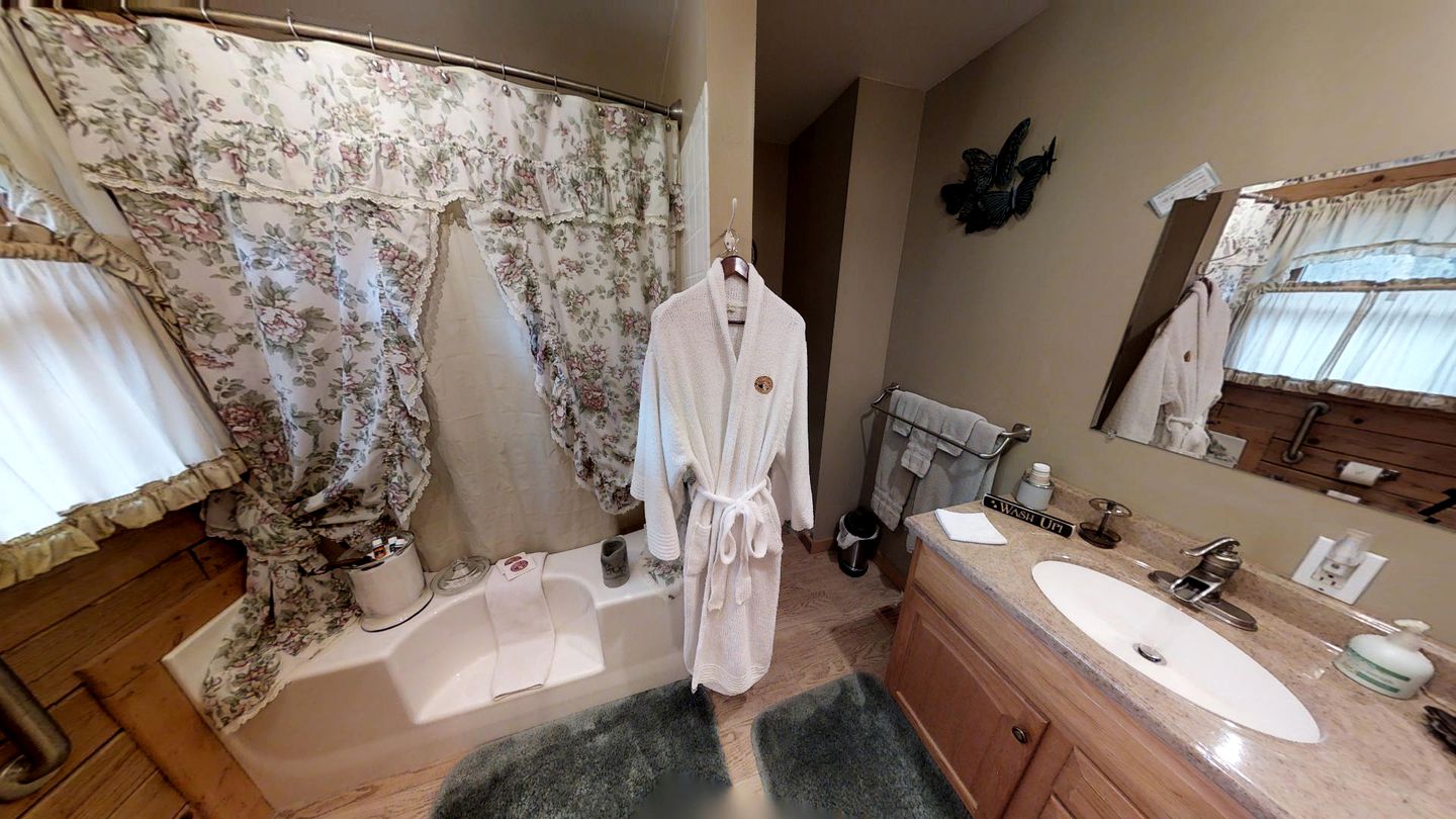 Romantic Suite with Hot Tub in a Bed and Breakfast in Arrington, Virginia