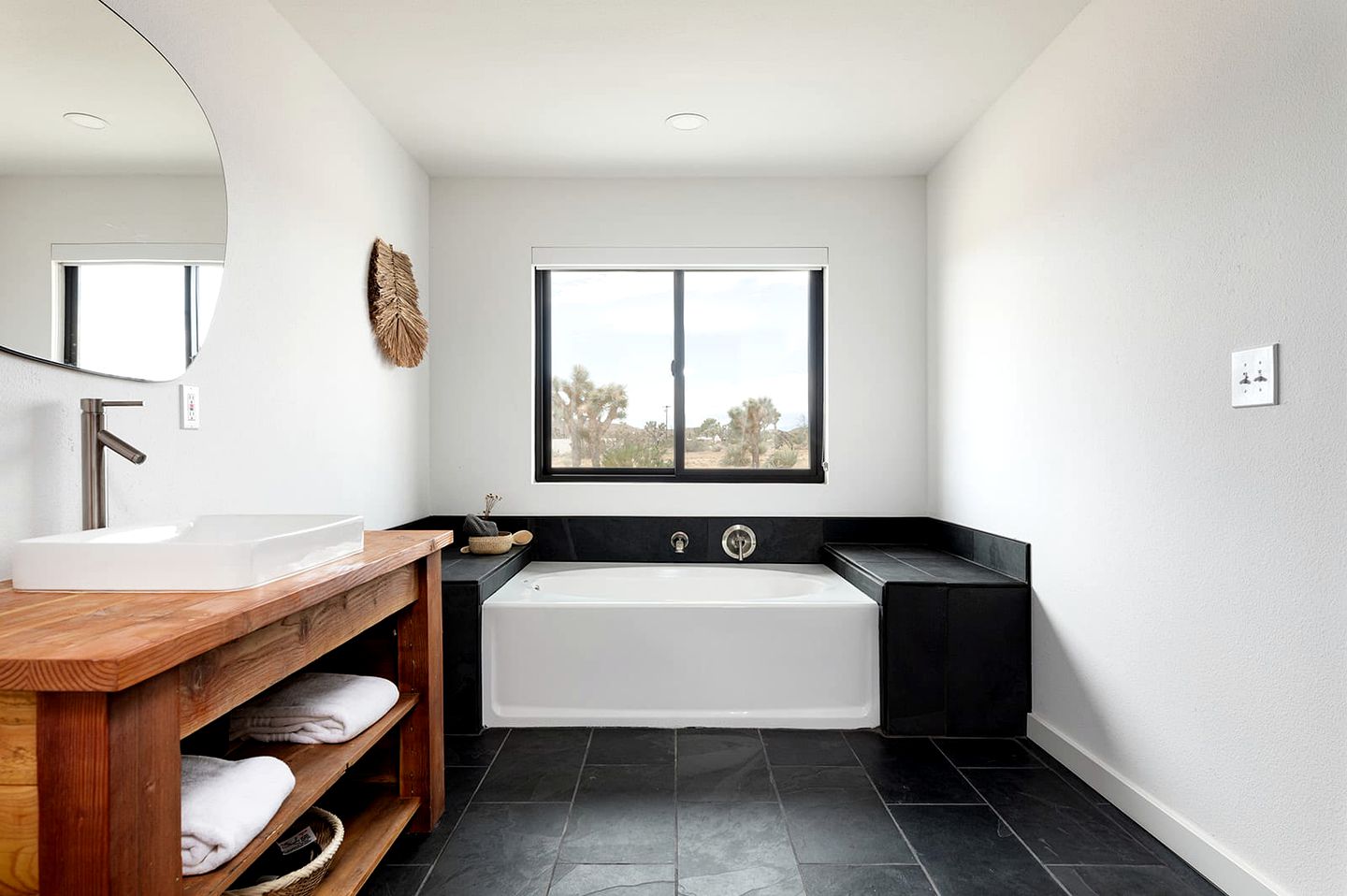 Spectacular Vacation Rental with Barbecue and Hot-tub in Yucca Valley, California