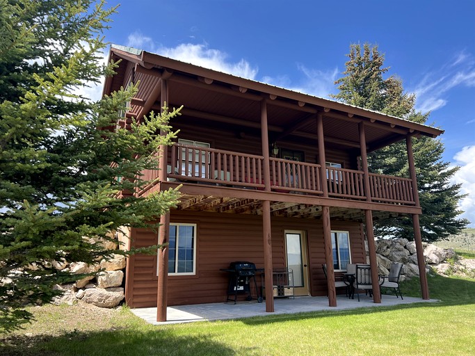 Charming Cabin with Spectacular Mountain Views near Madison River in Ennis, Montana
