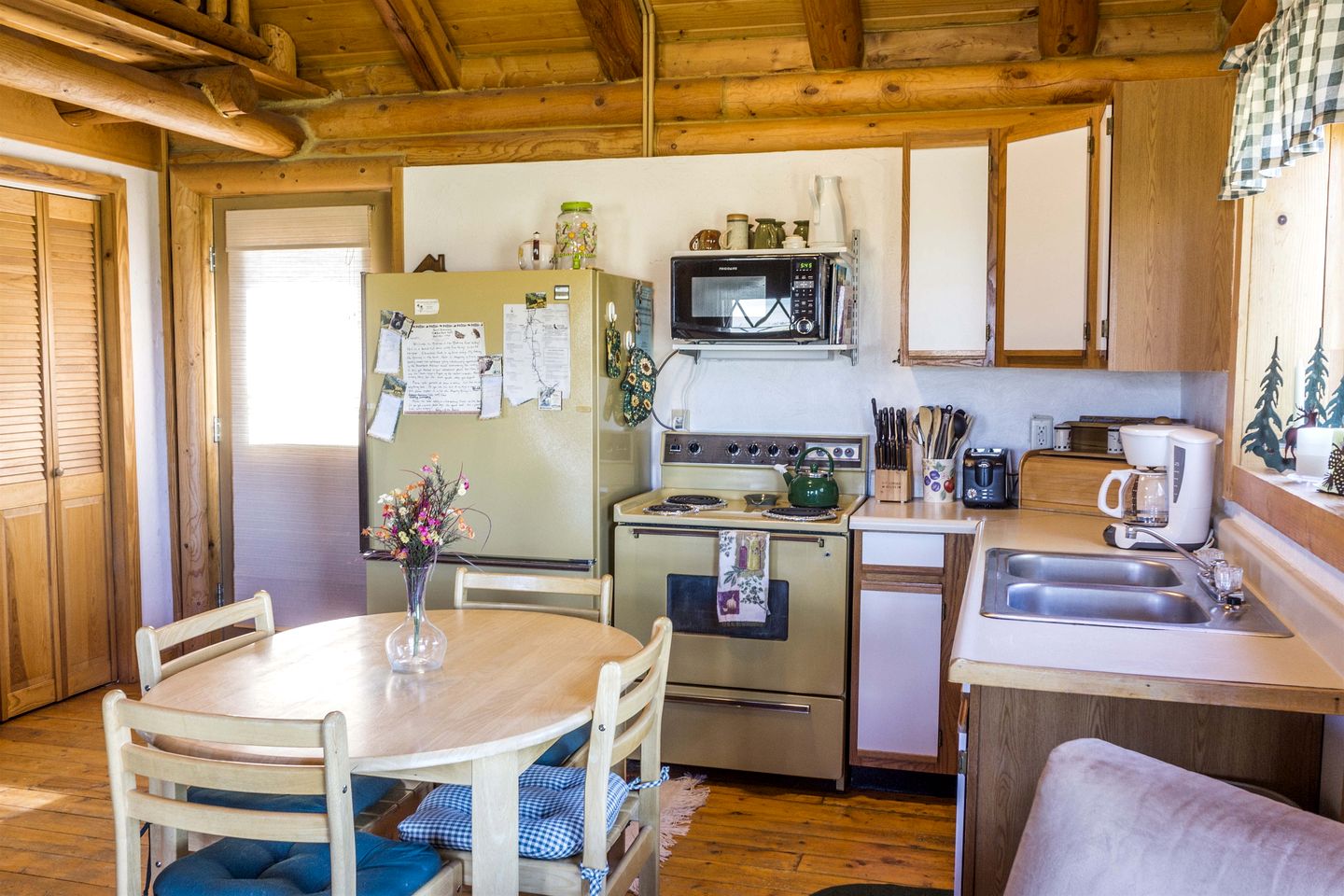 Charming Cabin with Spectacular Mountain Views near Madison River in Ennis, Montana