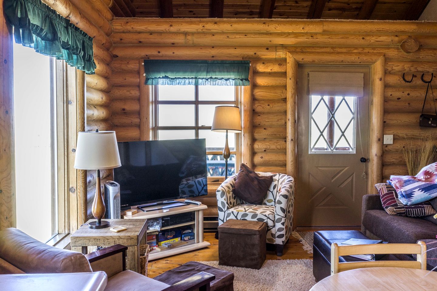 Charming Cabin with Spectacular Mountain Views near Madison River in Ennis, Montana