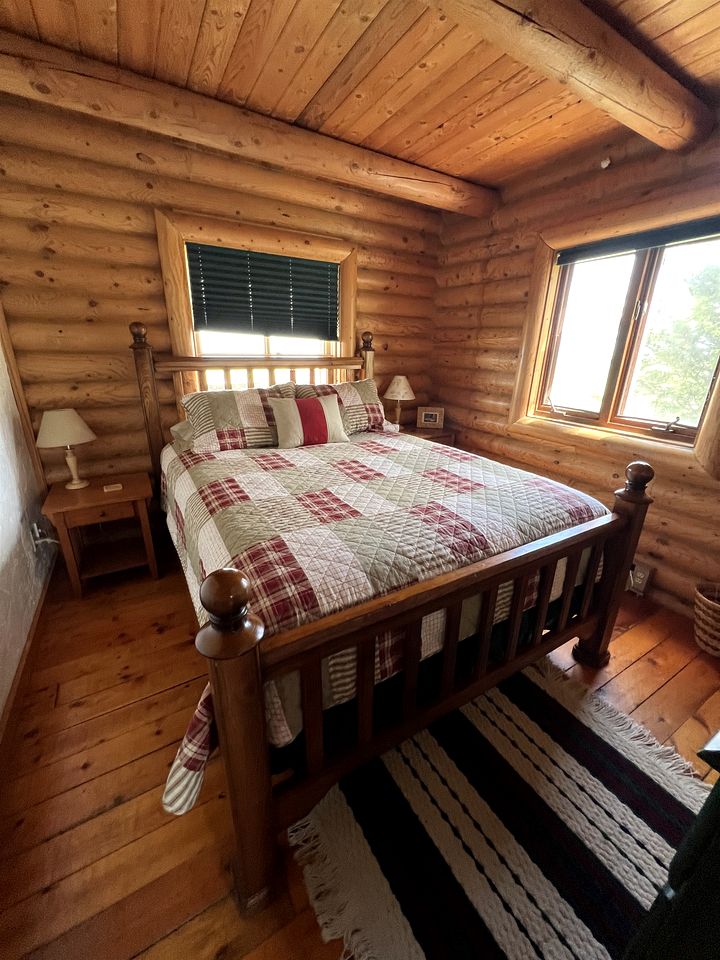 Charming Cabin with Spectacular Mountain Views near Madison River in Ennis, Montana