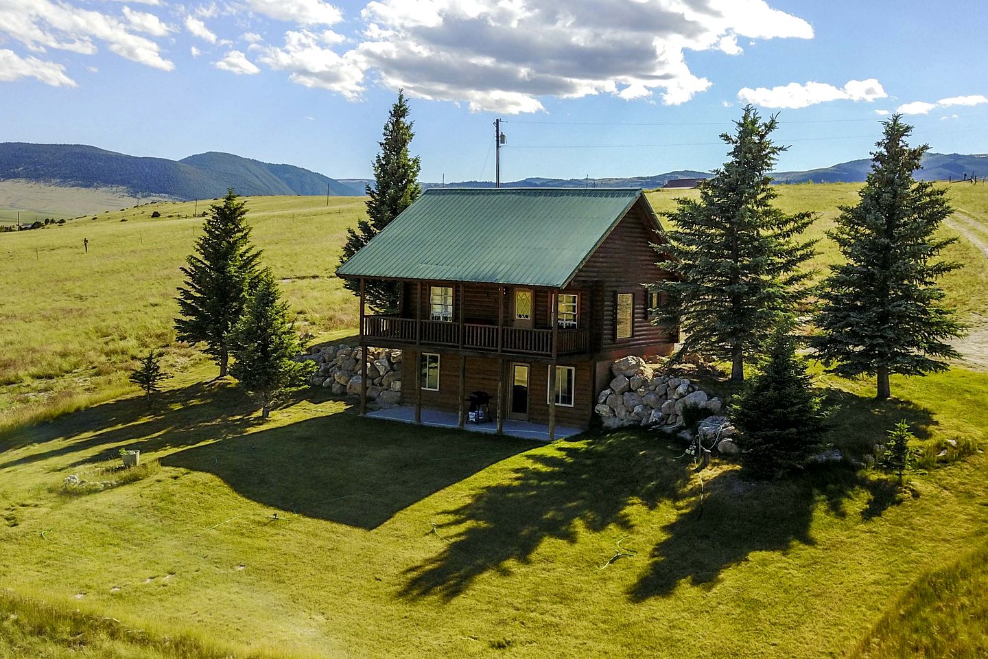Charming Cabin with Spectacular Mountain Views near Madison River in Ennis, Montana