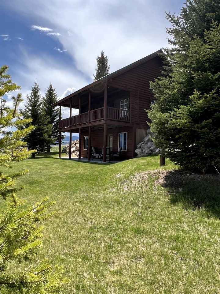 Charming Cabin with Spectacular Mountain Views near Madison River in Ennis, Montana
