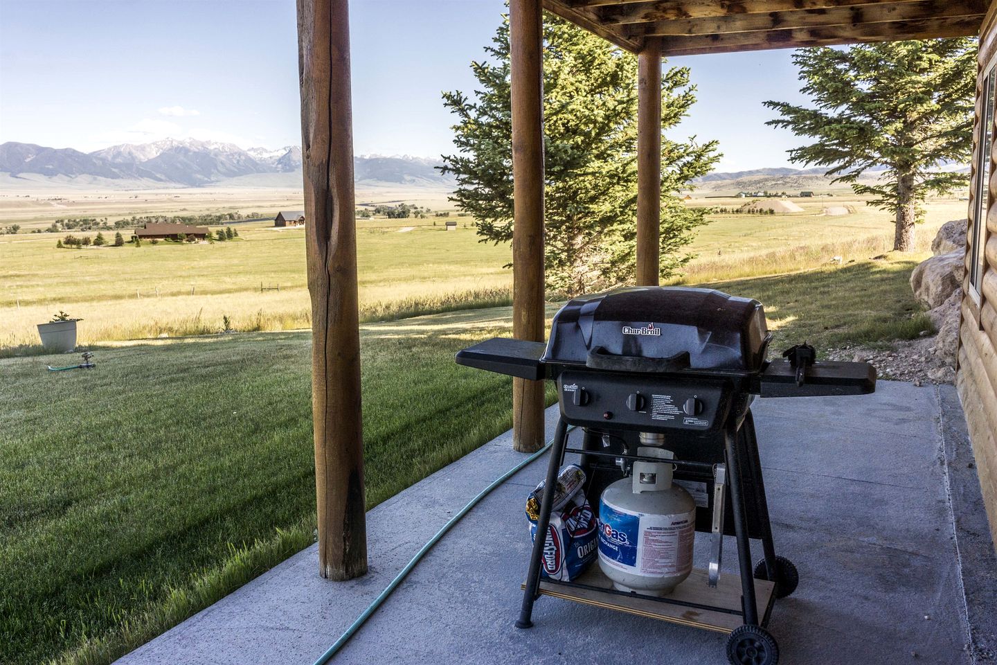 Charming Cabin with Spectacular Mountain Views near Madison River in Ennis, Montana