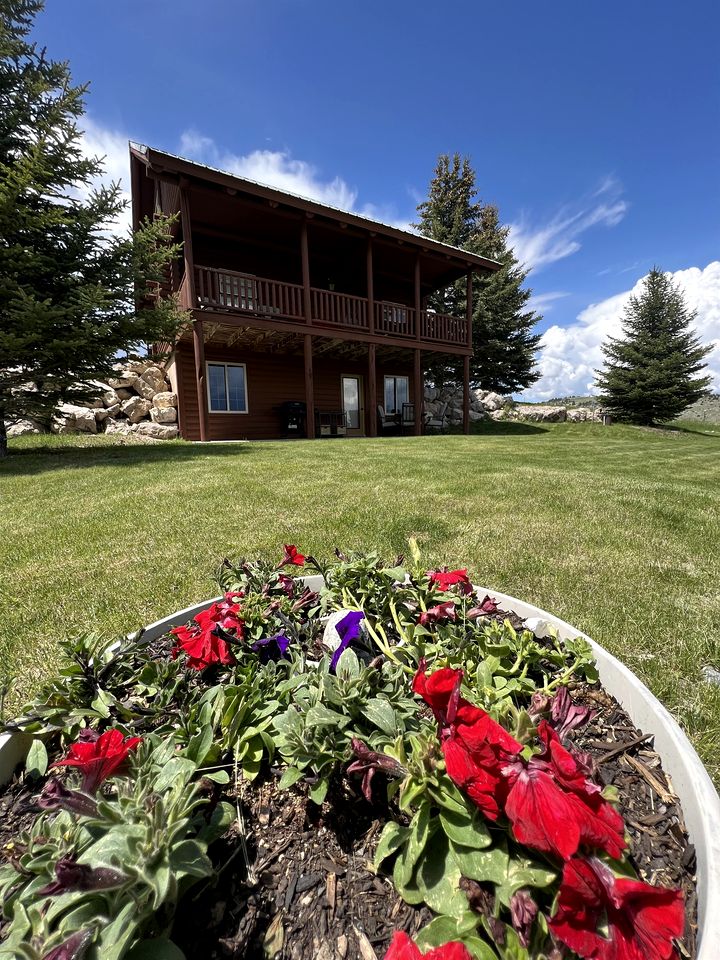 Charming Cabin with Spectacular Mountain Views near Madison River in Ennis, Montana