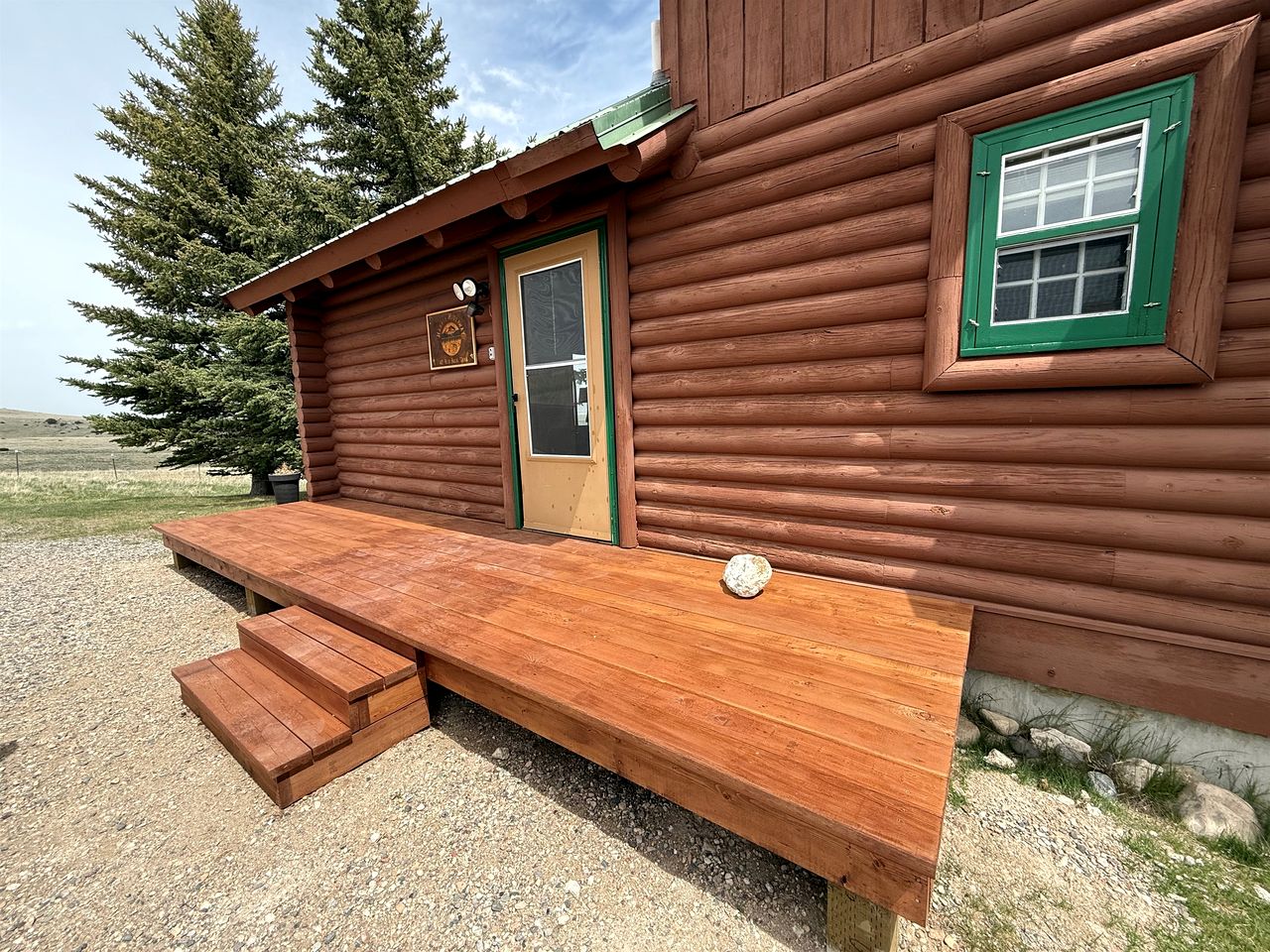Charming Cabin with Spectacular Mountain Views near Madison River in Ennis, Montana