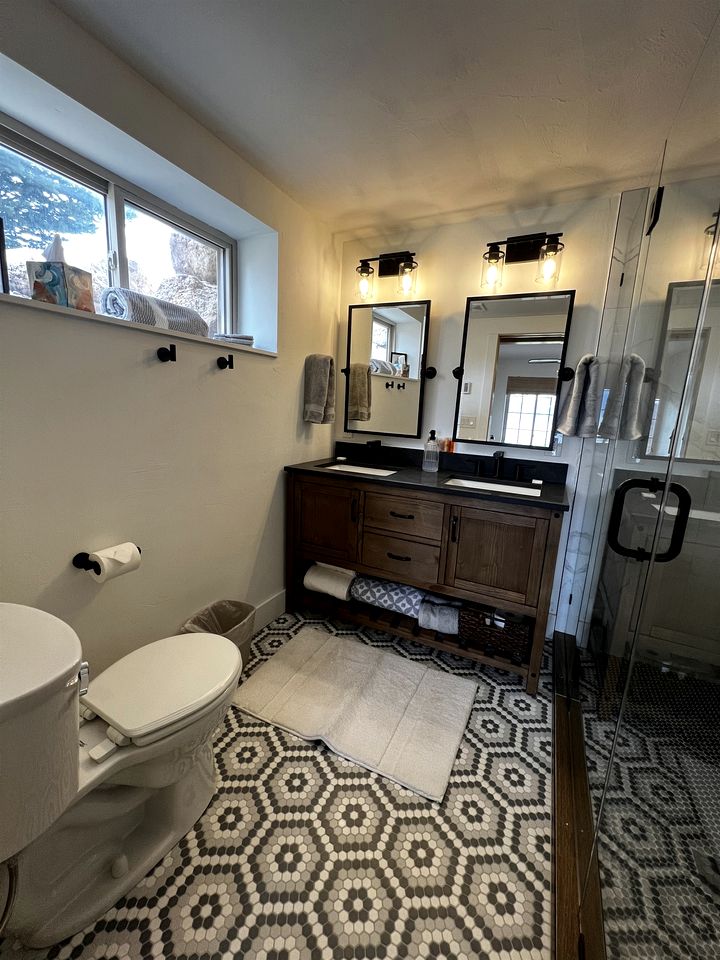 Charming Cabin with Spectacular Mountain Views near Madison River in Ennis, Montana