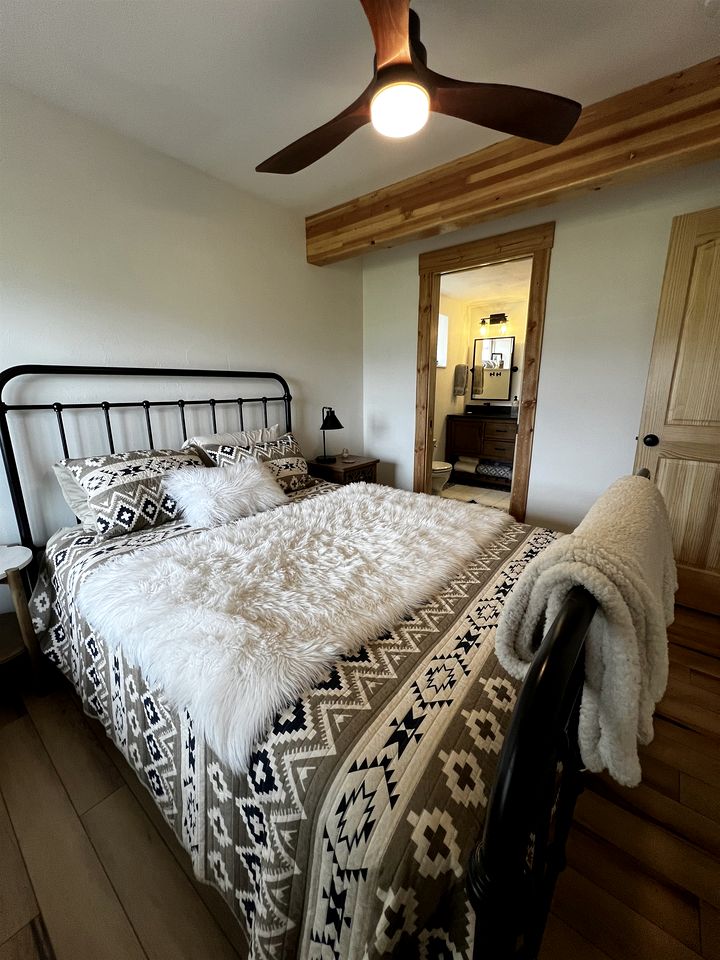 Charming Cabin with Spectacular Mountain Views near Madison River in Ennis, Montana