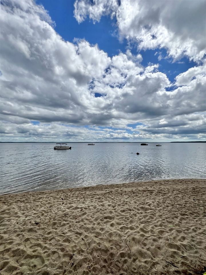 Lakefront Cottage Super Comfortable for Groups in Maine
