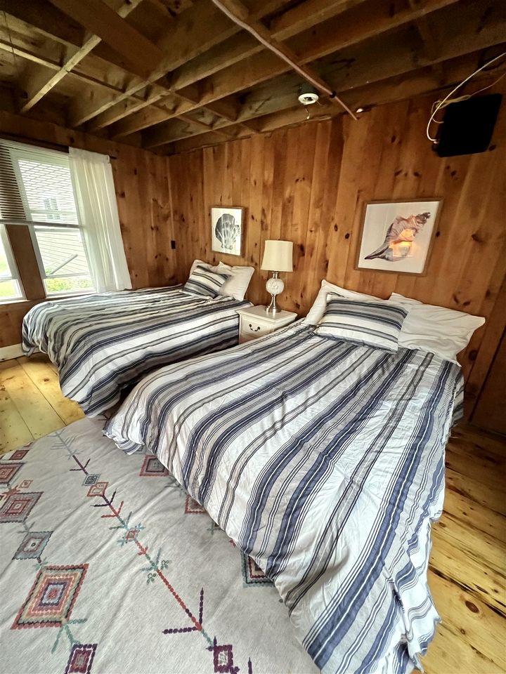 Lakefront Cottage Super Comfortable for Groups in Maine