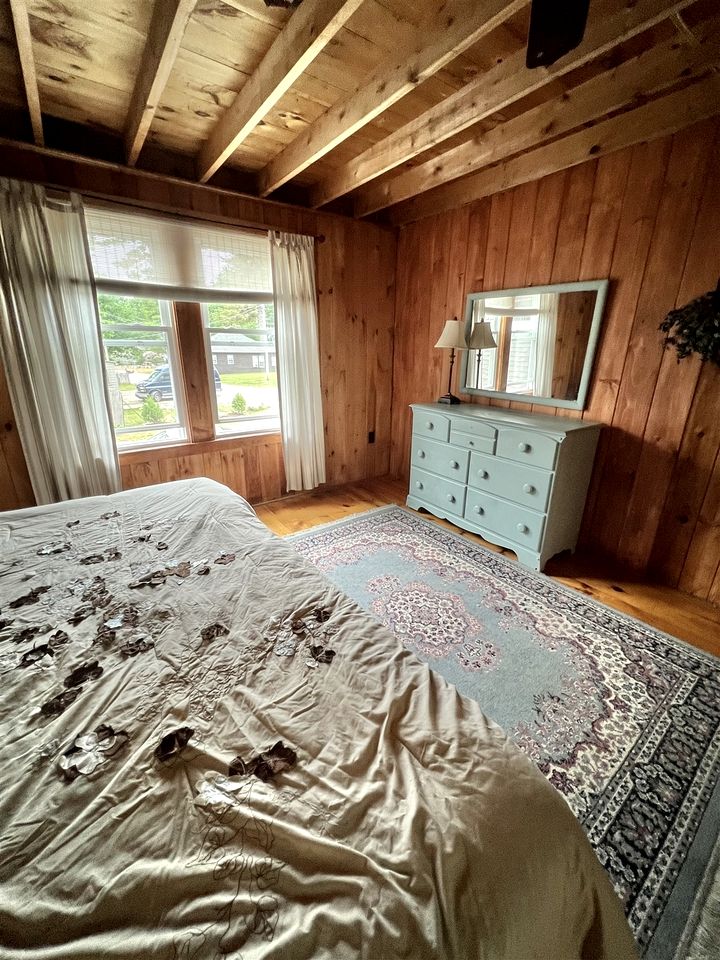 Lakefront Cottage Super Comfortable for Groups in Maine