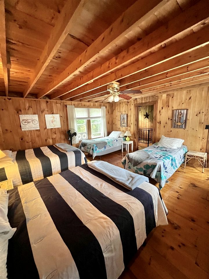 Lakefront Cottage Super Comfortable for Groups in Maine