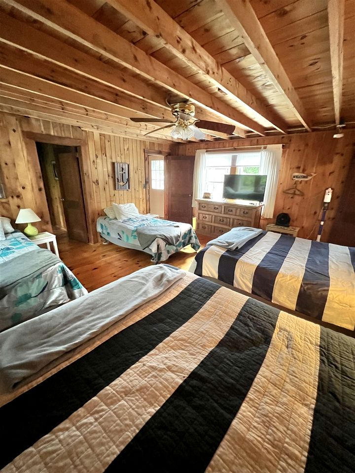 Lakefront Cottage Super Comfortable for Groups in Maine