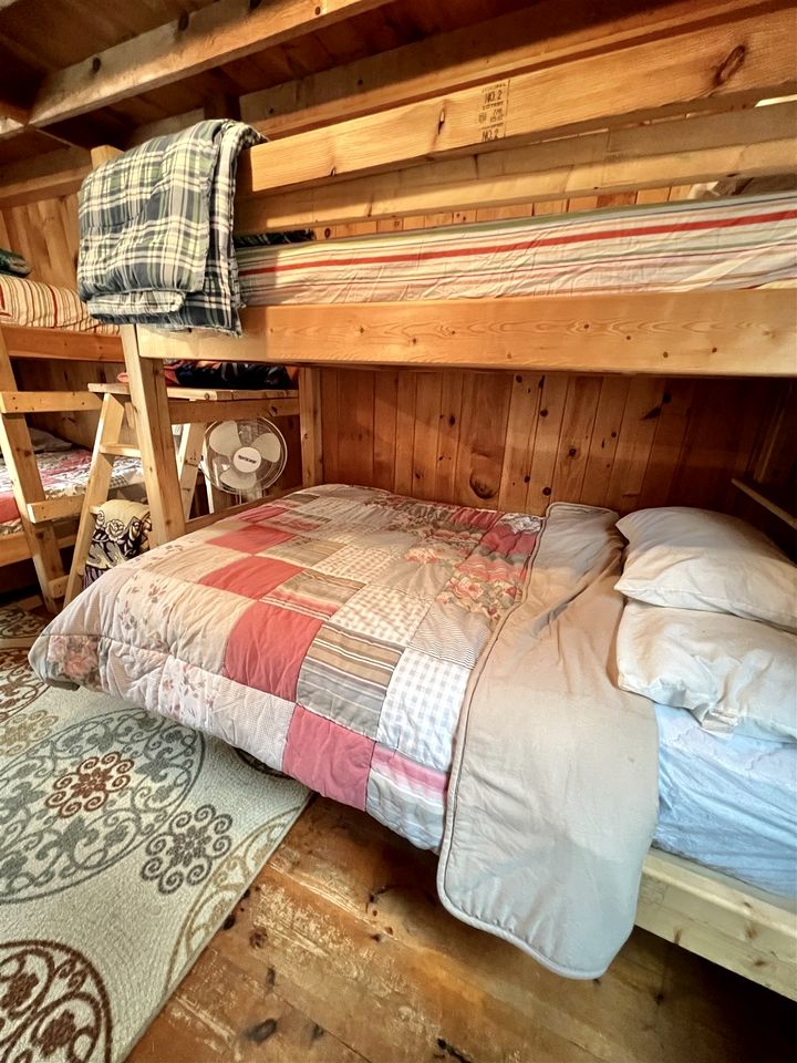 Lakefront Cottage Super Comfortable for Groups in Maine