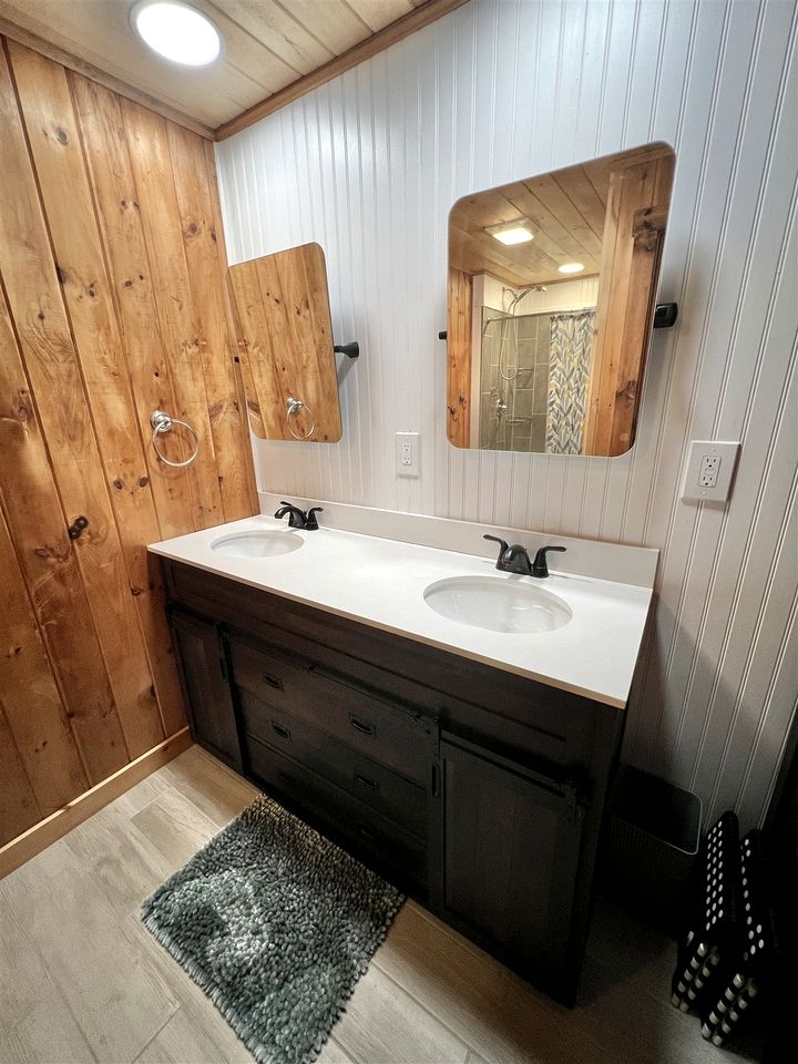 Lakefront Cottage Super Comfortable for Groups in Maine