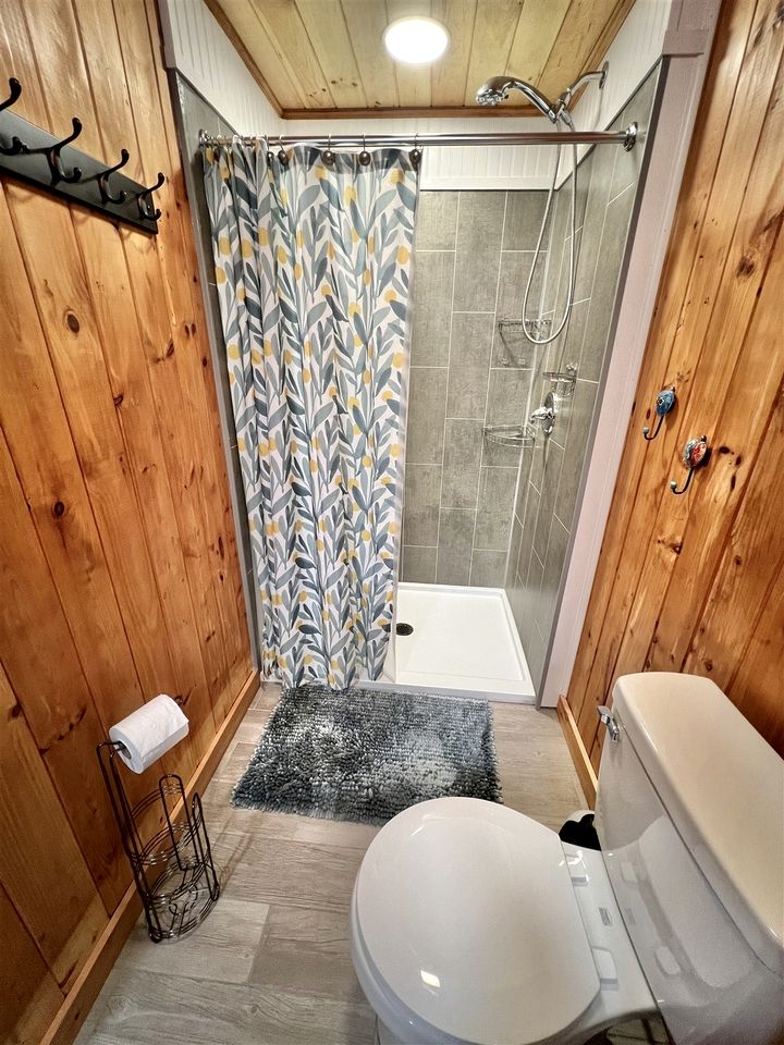 Lakefront Cottage Super Comfortable for Groups in Maine
