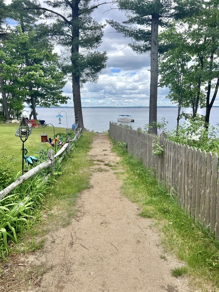 Lakefront Cottage Super Comfortable for Groups in Maine