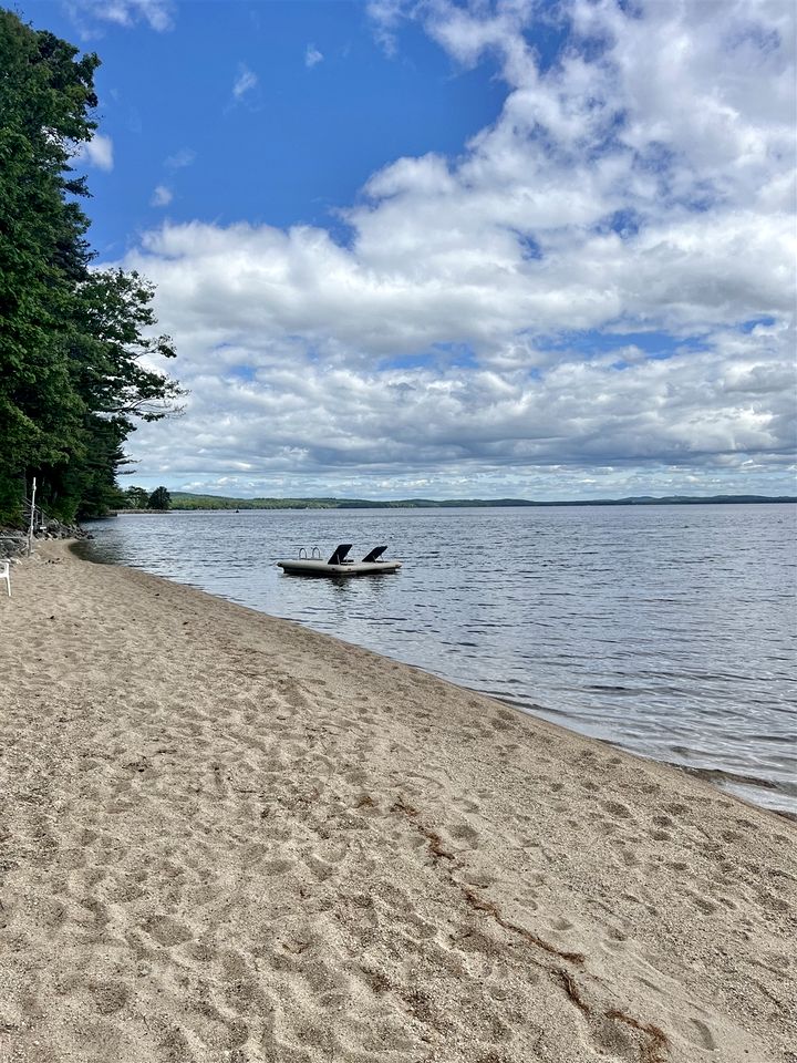 Lakefront Cottage Super Comfortable for Groups in Maine