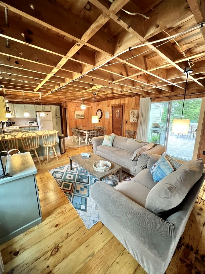 Lakefront Cottage Super Comfortable for Groups in Maine