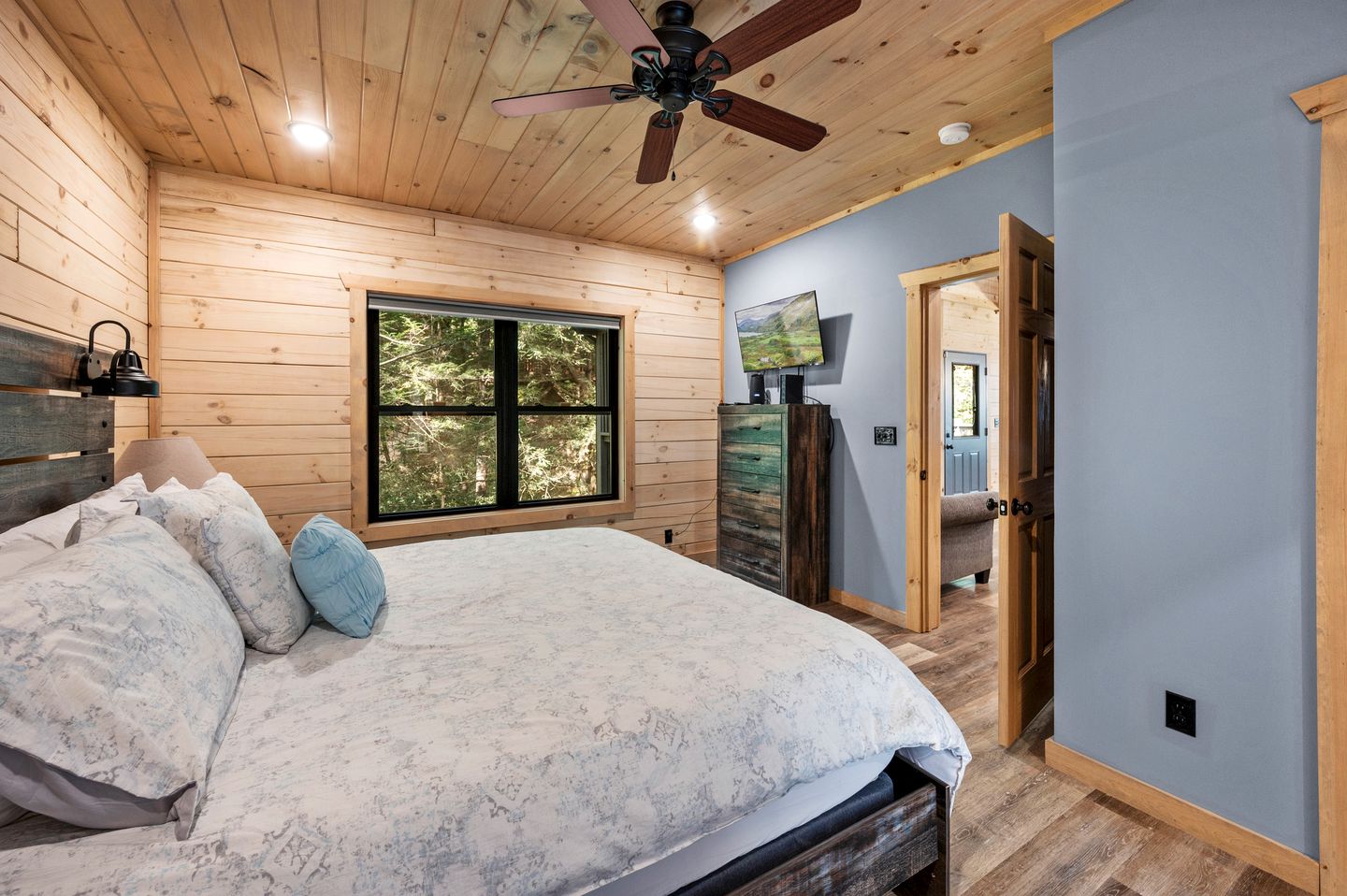 Charming Cabin in Gatlinburg for Cozy Family Glamping Vacations in Tennessee