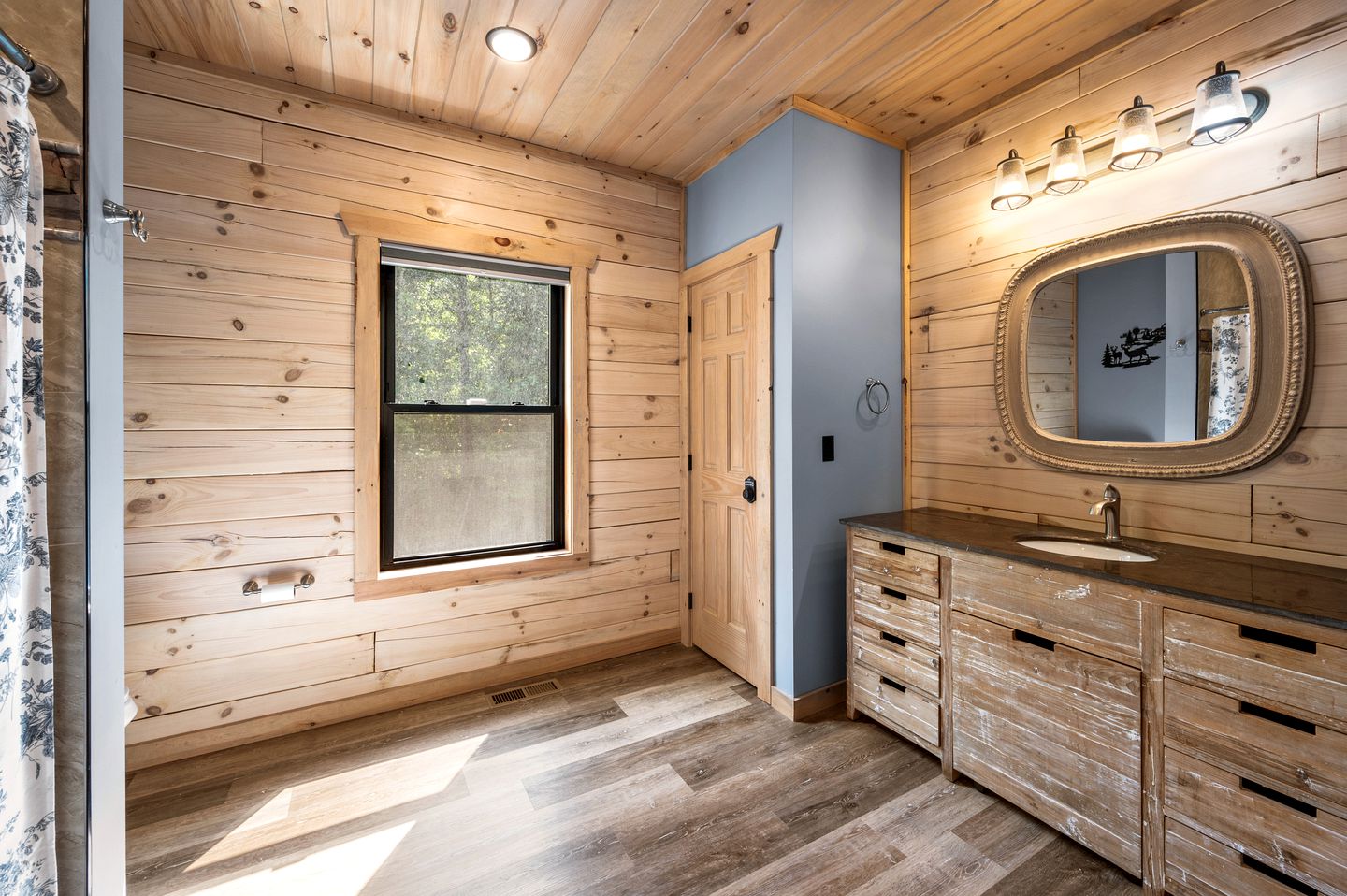 Charming Cabin in Gatlinburg for Cozy Family Glamping Vacations in Tennessee