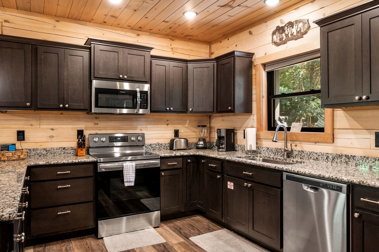 Charming Cabin in Gatlinburg for Cozy Family Glamping Vacations in Tennessee