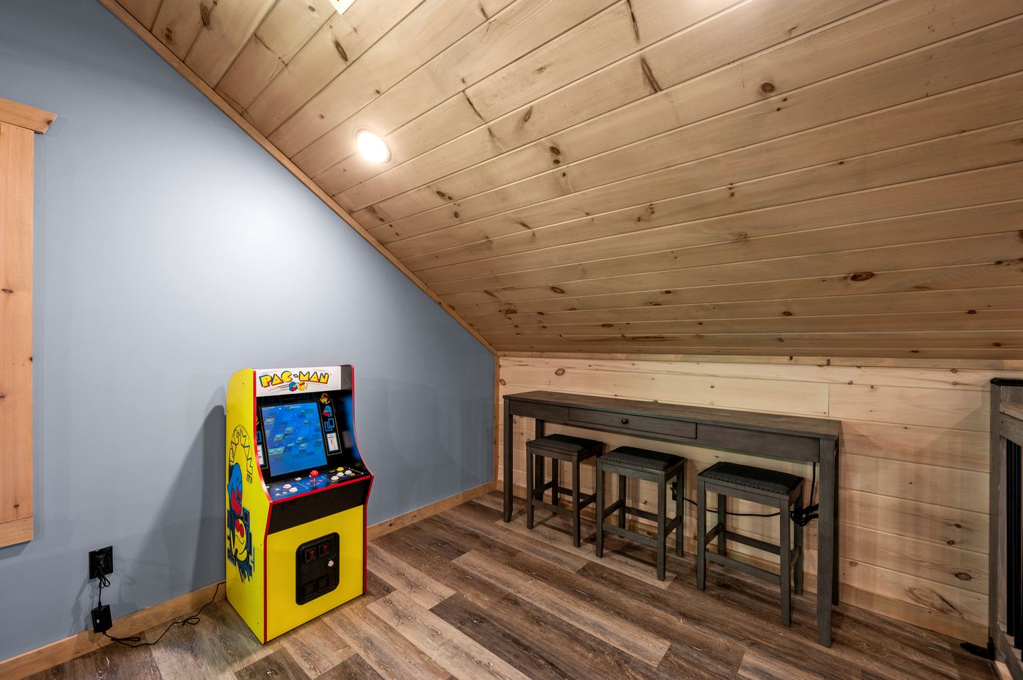 Charming Cabin in Gatlinburg for Cozy Family Glamping Vacations in Tennessee