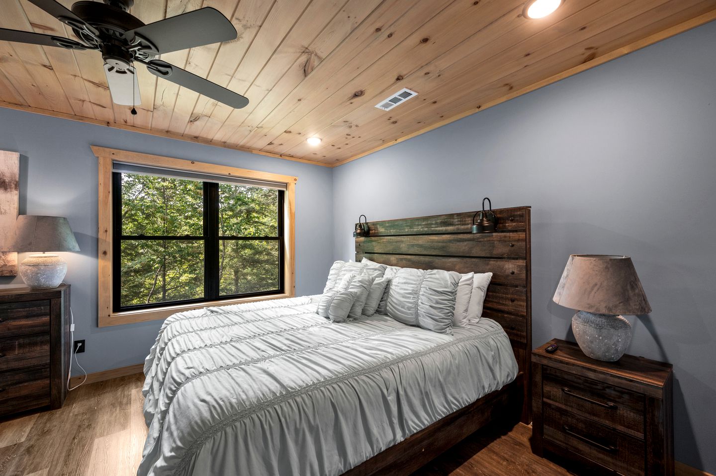 Charming Cabin in Gatlinburg for Cozy Family Glamping Vacations in Tennessee