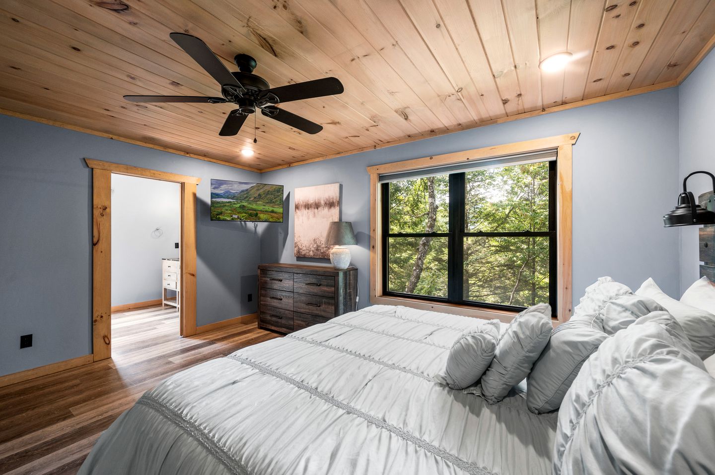 Charming Cabin in Gatlinburg for Cozy Family Glamping Vacations in Tennessee