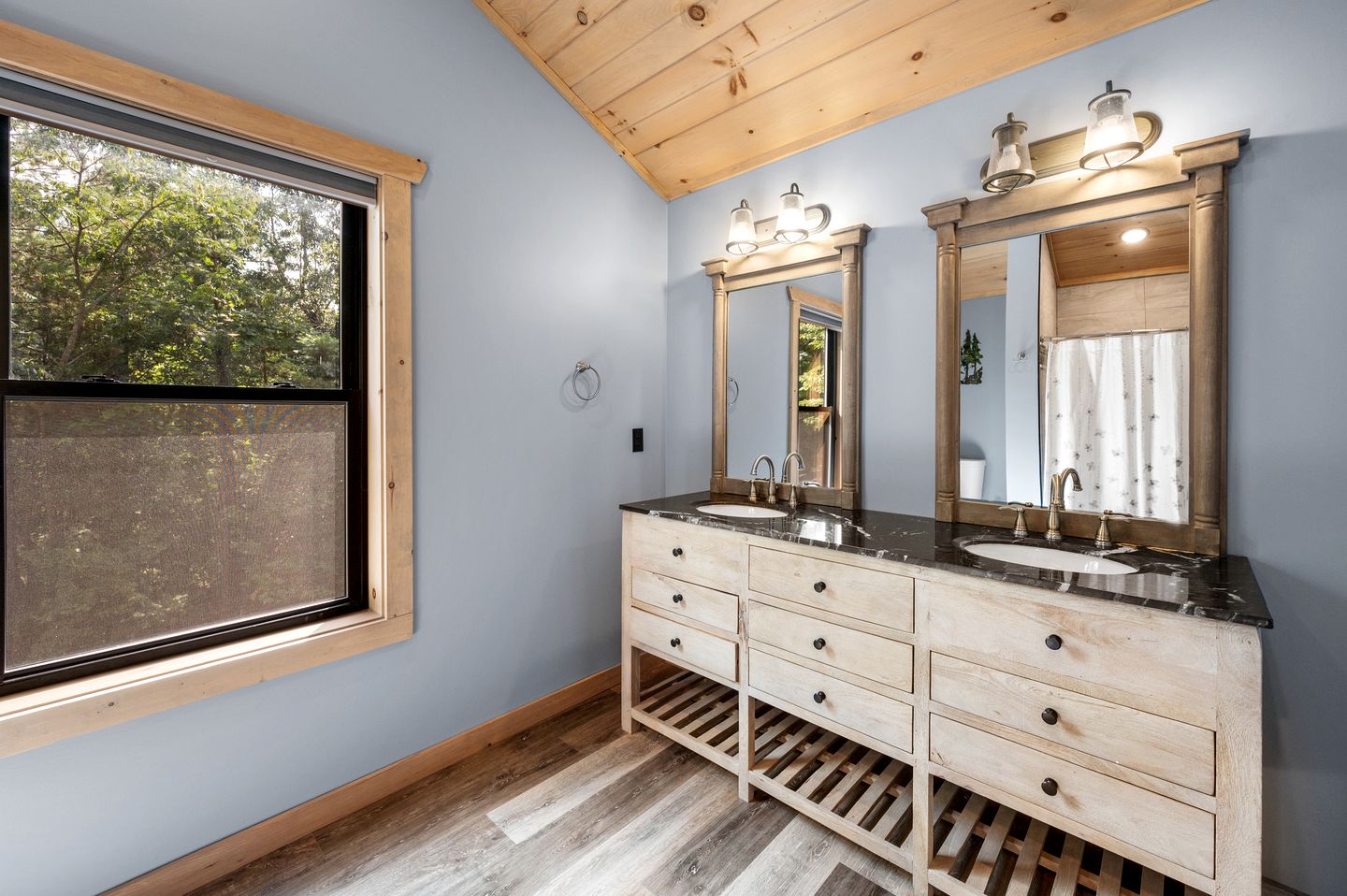 Charming Cabin in Gatlinburg for Cozy Family Glamping Vacations in Tennessee