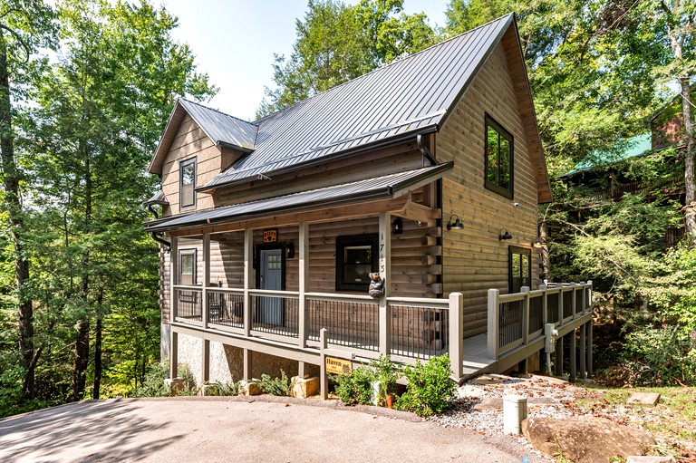 Charming Cabin in Gatlinburg for Cozy Family Glamping Vacations in Tennessee