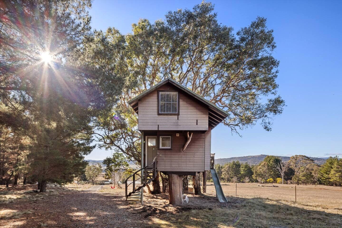 Enchanting Treetop Hideaway with Starry Balcony Bedroom near Canberra in Carwoola, Australia