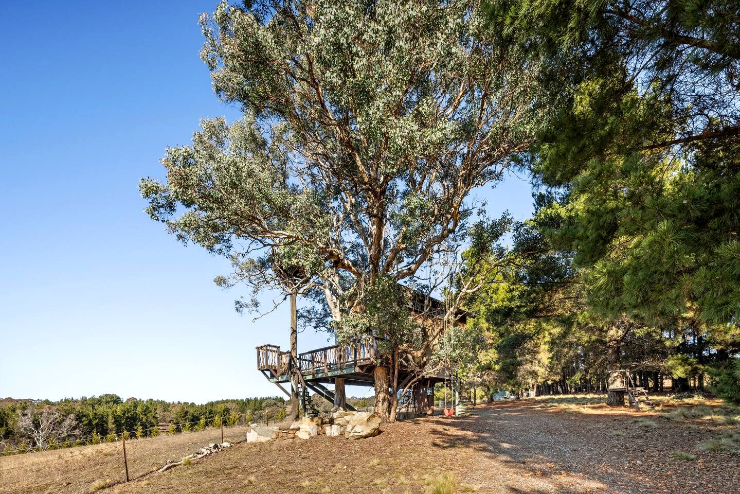 Enchanting Treetop Hideaway with Starry Balcony Bedroom near Canberra in Carwoola, Australia